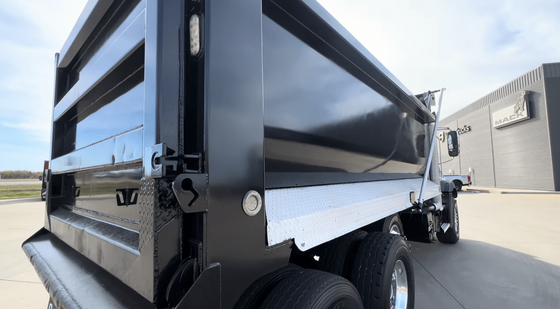 ../assets/images/gallary/sale/mack-granite-2021/MackGR64B-2021-6.png
